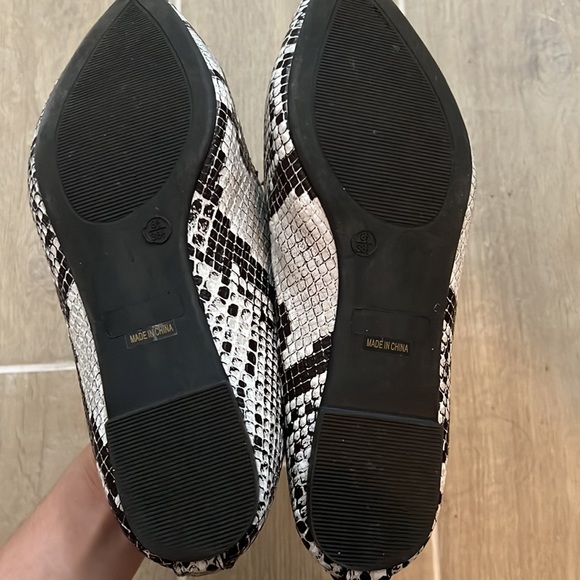 Lulus snake print flats - Picture 2 of 6